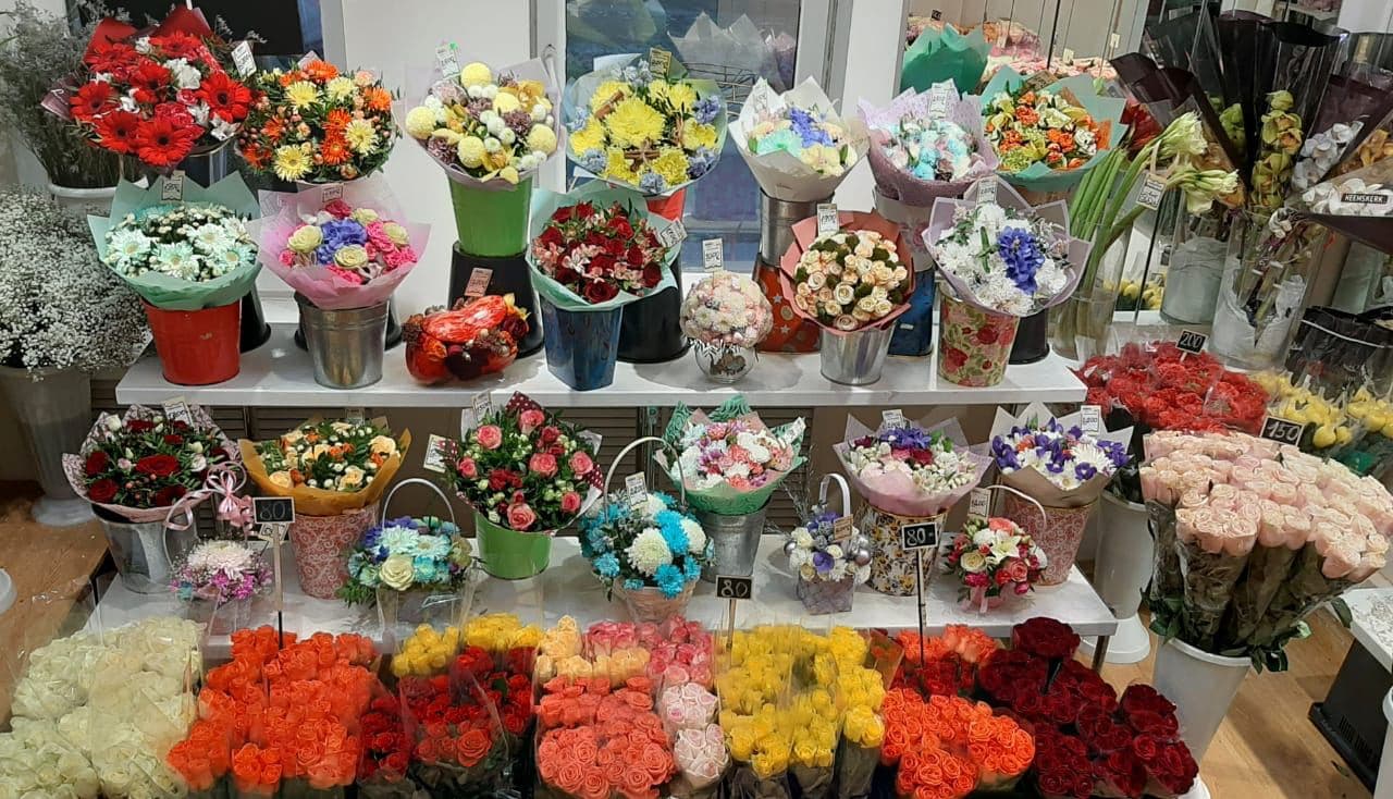 Свежие цветы в цветочном магазине в Москве